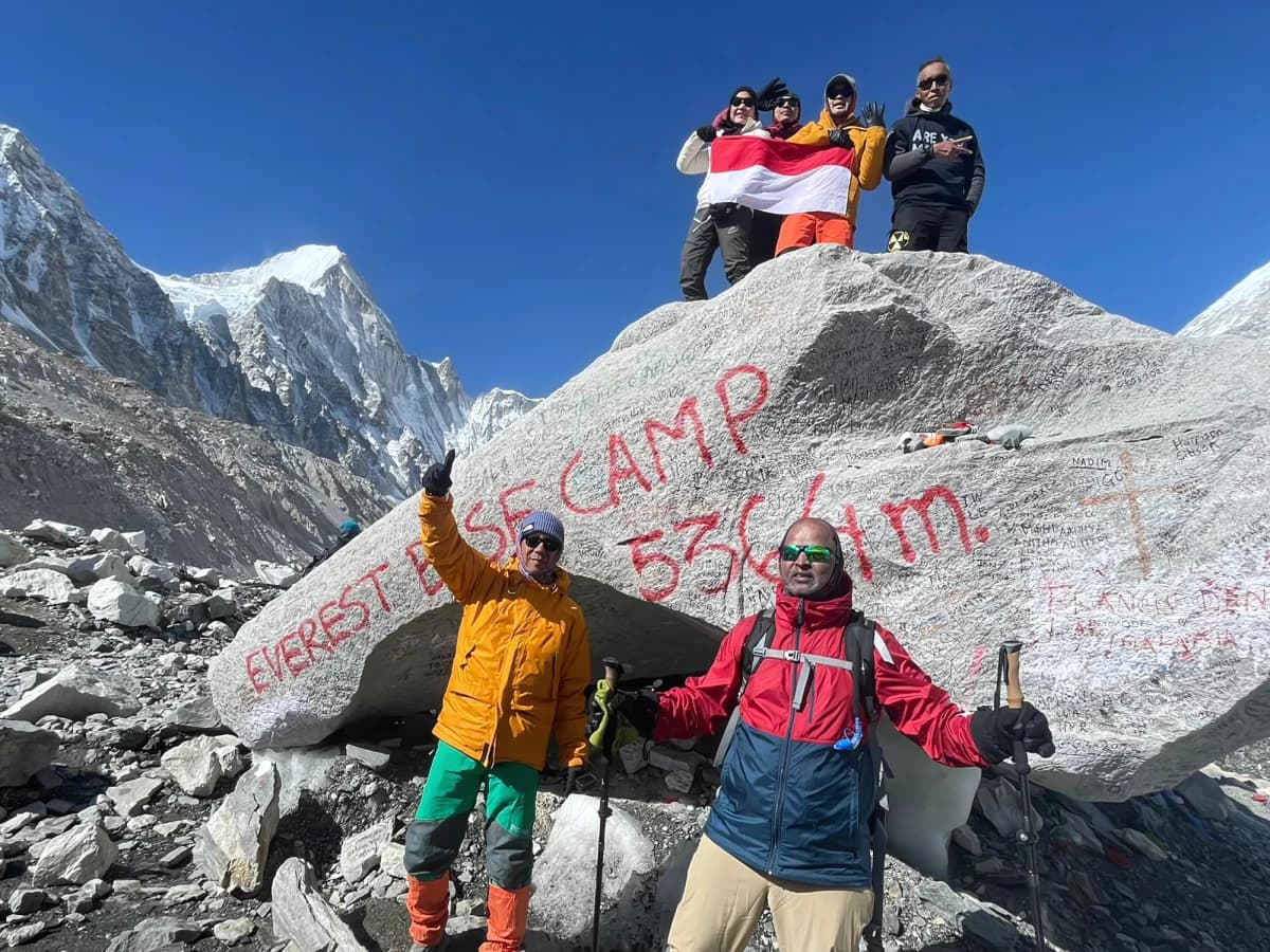 Everest Base Camp Trek with Gokyo Lakes & Cho La Pass - 17 Days